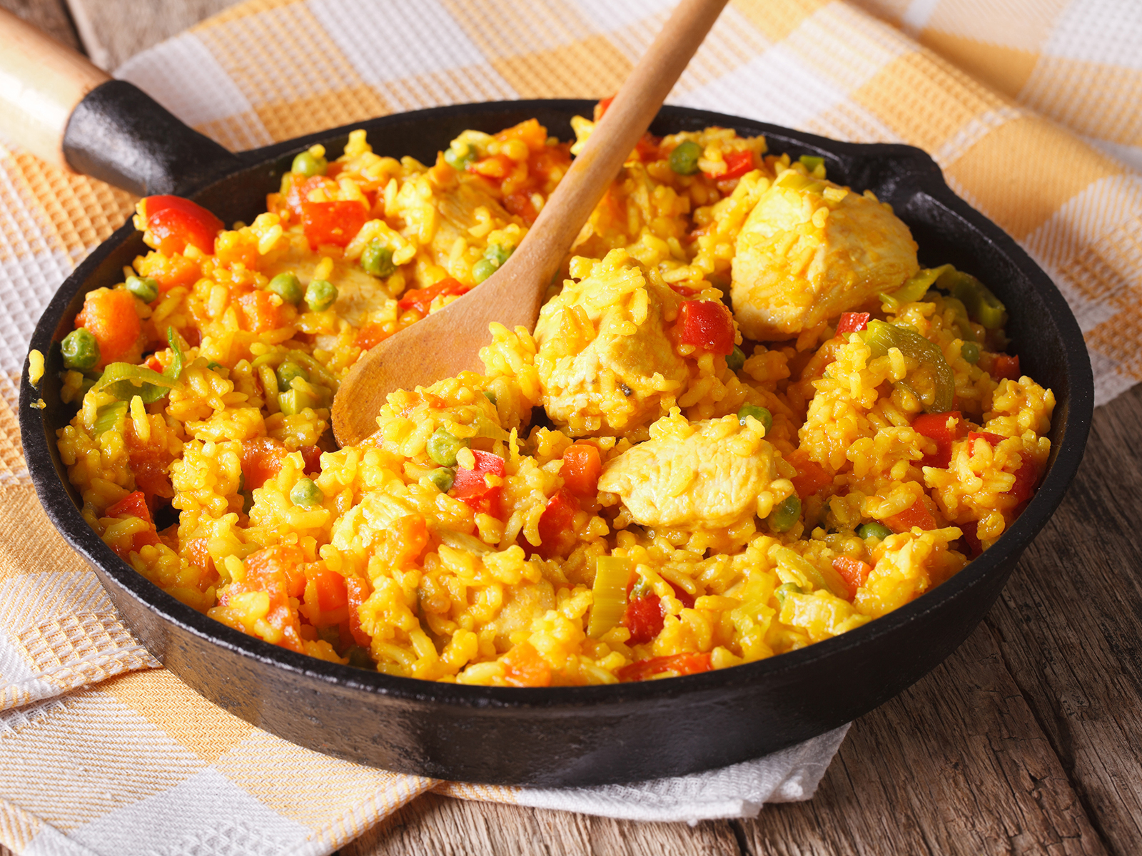 Paella mit Huhn und Gemüse